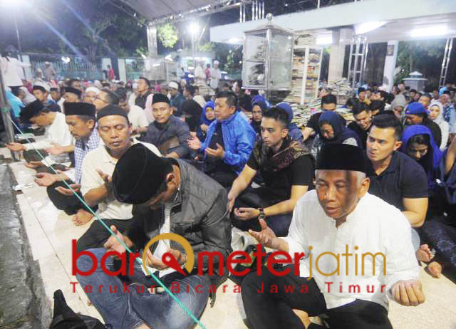 Bersama Gus Choi, artis Caleg Nasdem Ziarah ke Makam Sunan Ampel. | Foto: Barometerjatim.com/abdillah hr