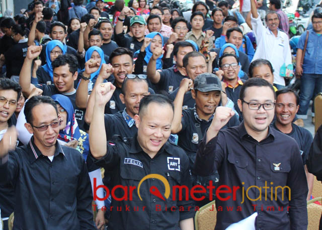 GEMBLENGAN TOKOH HEBAT: Bayu Airlangga (kanan), belajar langsung dari Pakde Karwo soal politik dan pemerintahan. | Foto: Barometerjatim.com/ROY HASIBUAN 