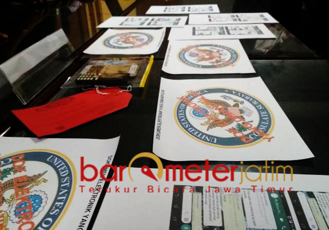 PALSUKAN LOGO: Logo Konjen AS dipalsu untuk mengelabuhi pelamar kerja lewat akun lowongan kerja abal-abal, Senin (10/12). | Foto: Barometerjatim.com/NATHA LINTANG