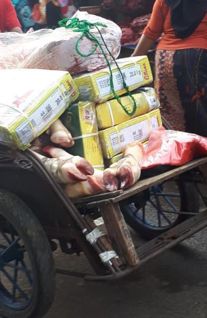 Daging sapi impor diangkut terbuka dengan becak, beredar luas di pasar tradisional di Surabaya. | Foto: Ist