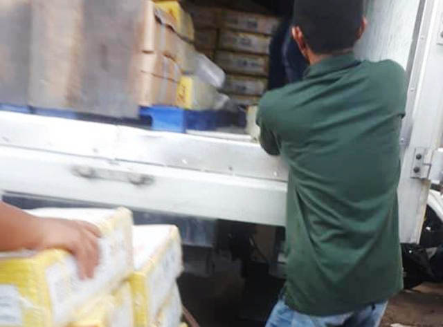 Daging sapi impor diturunkan dari kontainer, beredar luas di Surabaya. | Foto: Ist/Ppsds