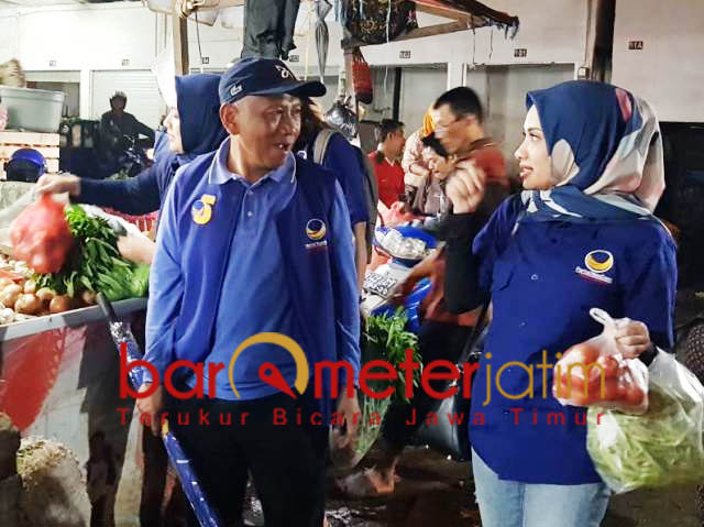 Gus Choi (kiri) bersama Caleg Nasdem blusukan di Pasar Keputran. | Foto: Barometerjatim.com/natha lintang