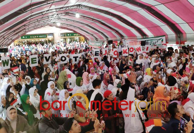 Buruh migran di Taiwan deklarasi JKSN. We vote Jokowi. Minggu (23/12). | Foto: Barometerjatim.com/marjan ap