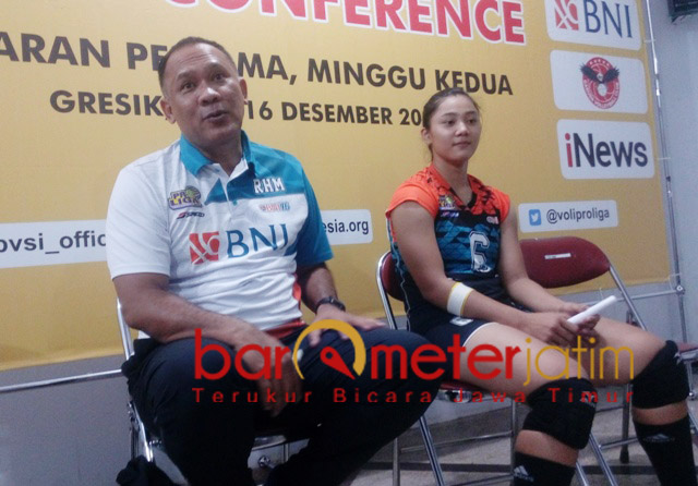 SENYUM KEMENANGAN: Pelatih Jakarta BNI 46, Risco Herlambang (kiti) bersama pemain Nurlaili Kusuma usai laga, Minggu (16/12). | Foto: Barometerjatim.com/DANI IQBAAL