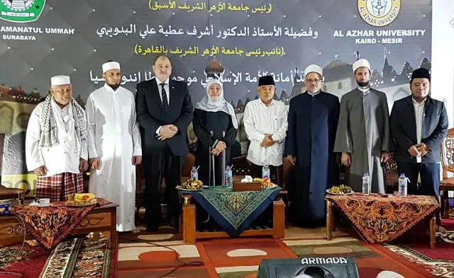KUNJUNGAN AL AZHAR MESIR: Khofifah dan KH Asep Saifuddin Chalim bersama rombongan Universitas Al Azhar Kairo Mesir di Ponpes Amantul Ummah Surabaya. | Foto: IST