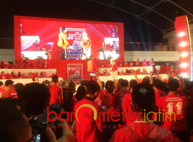 SETTING PANGGUNG DIKRITISI: Festival 11 PSI di Jatim Expo International Surabaya, Selasa (11/12) lalu. | Foto: Barometerjatim.com/NATHA LINTANG