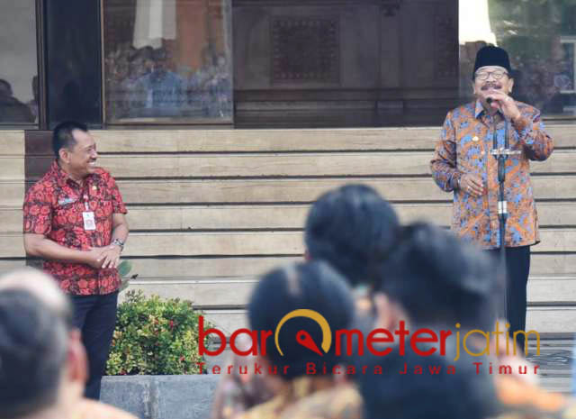 BERI ARAHAN: Pakde Karwo didampingi Sekdaprov saat memberi arahan dalam apel pagi di hadapan ASN Pemprov Jatim, Selasa (4/12). | Foto: Barometerjatim.com/ABDILLAH HR