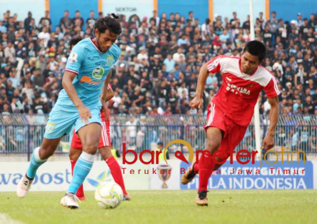 Pemain Persela Syahroni (kiri) mencoba melewati pemain Persekaba. | Foto: Barometerjatim.com/Dani Iqbaal