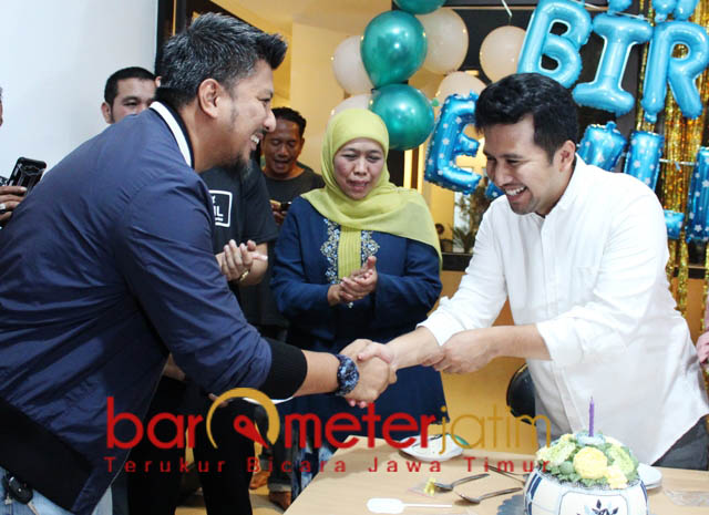 SATU LINGKARAN: Khofifah dan Renville Antonio saat menghadiri perayaan Ultah ke-33 Emil Elestianto Dardak. | Foto: Barometerjatim.com/ROY HASIBUAN 