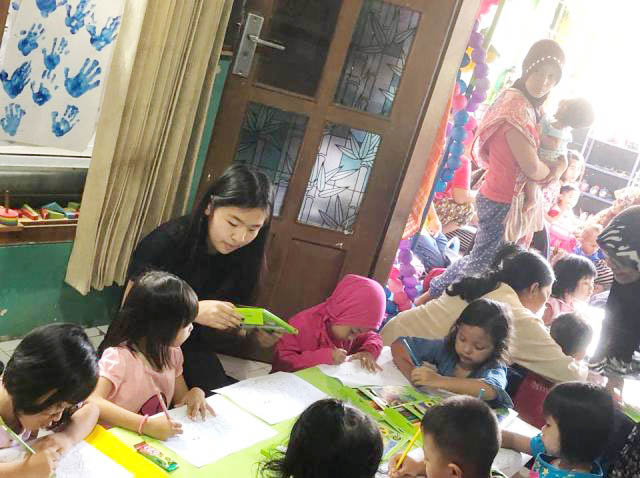 Curhat ke presiden. Jannice saat memberi materi di salah satu lembaga PAUD. | Foto: Ist