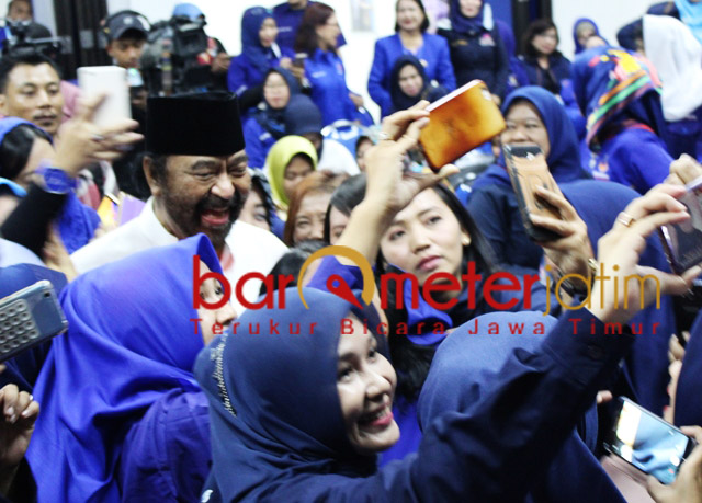 'DISERBU' EMAK-EMAK: Surya Paloh 'diserbu' para Caleg perempuan Nasdem dalam acara seminar di Kantor Bappilu DPW Nasdem Jatim, Surabaya, Sabtu (15/12). | Foto: Barometerjatim.com/ROY HASIBUAN 