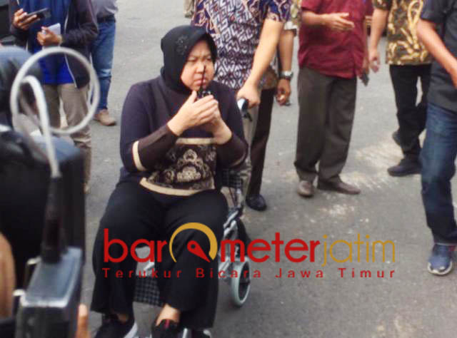 Wali Kota Risma tinjau lokasi jalan ambles di Raya Gubeng, Surabaya. | Foto: Barometerjatim.com/Natha Lintang