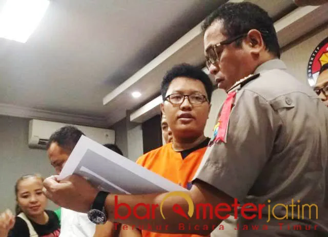UNGGAH VIDEO PORNO: MYA diringkus Polda Jatim setelah mengunggah video bugil 6 mantan pacarnya di situs porno. | Foto: Barometerjatim.com/NATHA LINTANG