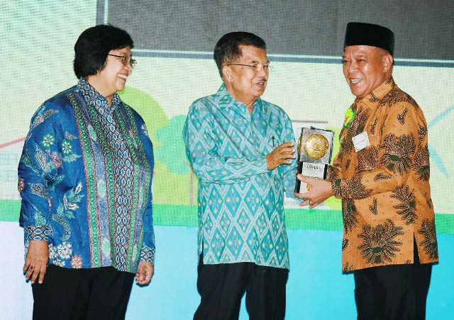 Bupati Fadeli menerima Piala Adipura 2018 yang diserahkan Wapres Jusuf Kalla. | Foto: Ist