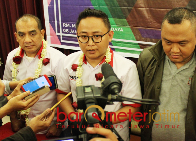 Alpia (tengah) dan Agus Priyo (kanan), ssar pemilih milenial. | Foto: Barometerjatim.com/natha lintang
