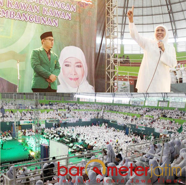 Khofifah dan Gus Habib (foto atas) bersama ribuan relawan di GOR Delta Sidoarjo, Rabu (30/1). | Foto: Barometerjatim.com/roy hs