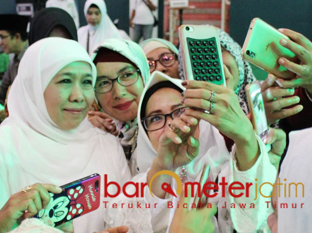 Ibu-ibu berebut foto dengan Khofifah saat acara di GOR Sidoarjo. | Foto: Barometerjatim.com/roy hs