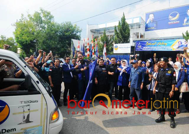 Pelepasan armada bantuan di kantor DPD Partai Nasdem Kabupaten Ngawi. | Foto: Barometerjatim.com/natha lintang
