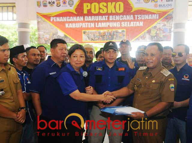 Kakak Jess (kiri) serahkan bantuan untuk korban tsunami Lampung. | Foto: Barometerjatim.com/natha lintang