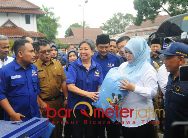 Irna Narulita melihat guling bantuan dari warga Jatim. | Foto: Barometerjatim.com/natha lintang