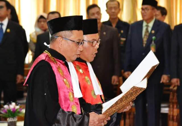 Nursyam (kanan) saat mengucapkan sumpah jabatan sebagai ketua PN Surabaya. | Foto: Ist