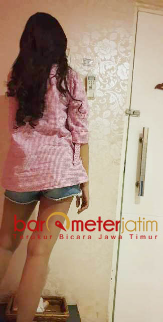 Gaji besar tak terwujud, bertahan dengan tips yang diberikan tamu. | Foto: Barometerjatim.com/wira harlijadi