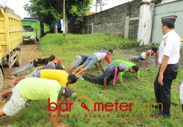 Hukuman push up untuk sopir pelanggar aturan. | Foto: Barometerjatim.com/didik hendriyono 