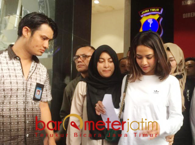 Ditemani Jane Shalimar, Vanessa Angel (kanan) minta maaf. | Foto: Barometerjatim.com/natha lintang