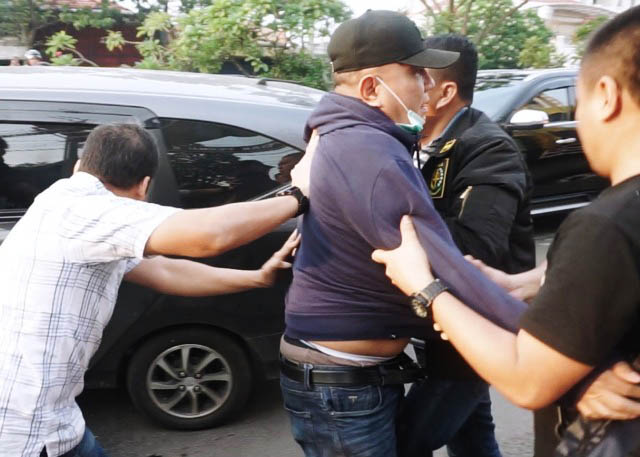 Wisnu Wardhana saat ditangkap tim Kejari Surabaya di wilayah Kenjeran. | Foto: Ist