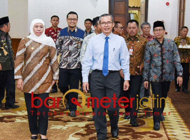 Alexander Marwata (berdasi) bersama Khofifah di Grahadi, Kamis (28/2/2019). | Foto: Barometerjatim.com/abdillah hr