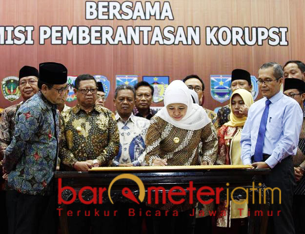 Alexander Marwata (kanan) saksikan Khofifah tekan komitmen bersama. | Foto: Barometerjatim.com/roy has