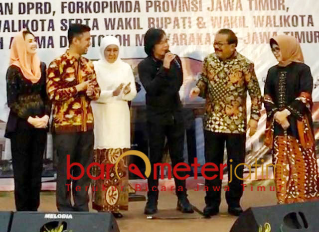 Ari Lasso mengisi acara purnatugas gubernur-Wagub Jatim, Senin (11/2/2019). | Foto: Barometerjatim.com/marjan ap