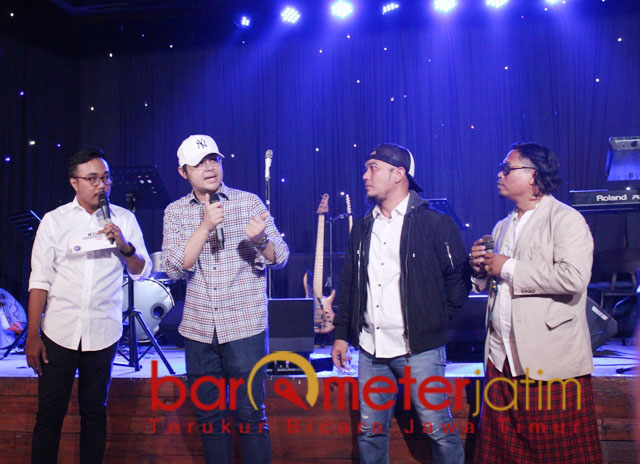 Bayu Airlangga (dua dari kiri), bentuk komunitas Muda Mudi Surabaya Peduli. | Foto: Barometerjatim.com/roy hs