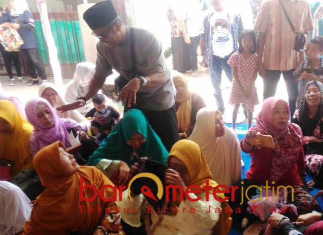Nihil. Tas ibu-ibu diperiksa setelah ada yang kehilangan dompet. | Foto: Barometerjatim.com/natha lintang