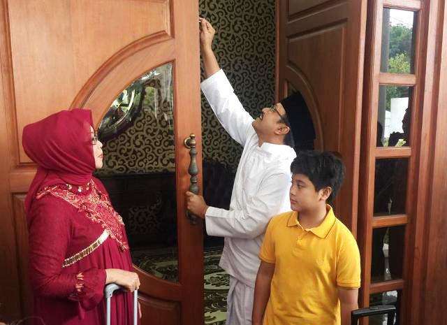 Gus Ipul dan keluarga pamit, meninggalkan rumah dinas Wagub Jatim. | Foto: Ist
