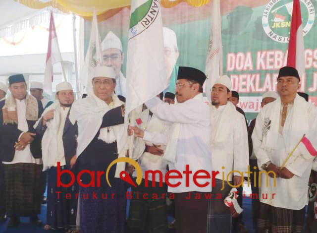 Penyerahan pataka dari JKSN pusat ke JKSN Lombok Timur, NTB. | Foto: Barometerjatim.com/roy hs