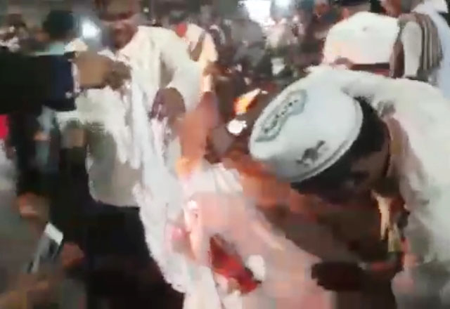 Kaus bergambar Jokowi dibakar sejumlah pemuda di Madura. | Foto: Capture video/Ist