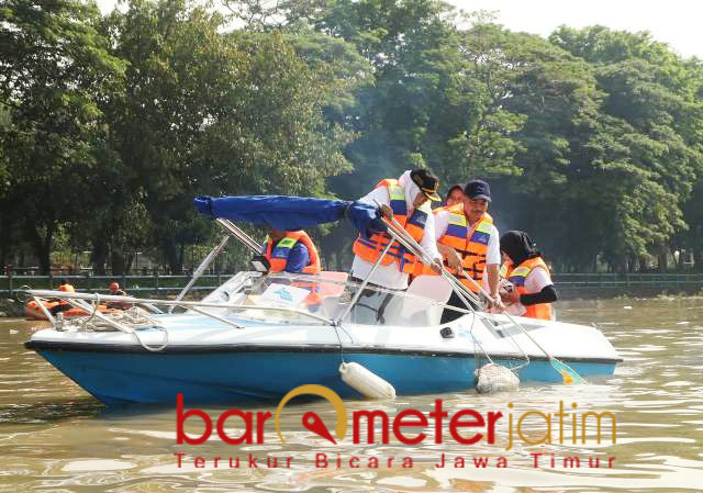 Khofifah bersih-bersih sampah popok di Sungai Brantas. | Foto: Barometerjatim.com/roy hs