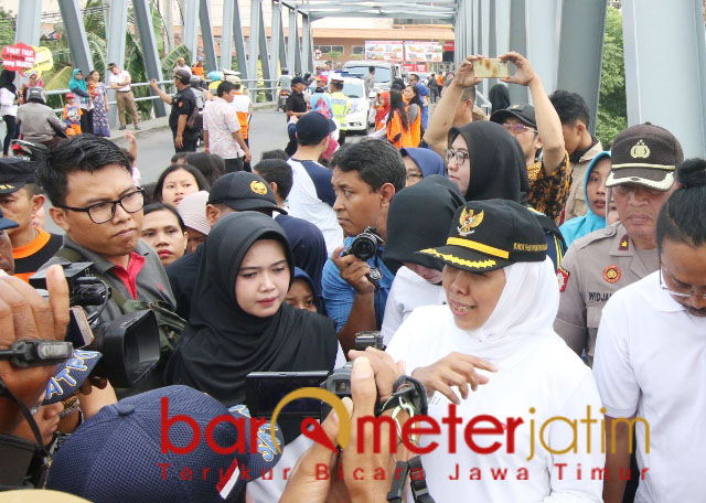 Khofifah pantau Jembatan Karangpilang untuk pemasangan CCTV. | Foto: Barometerjatim.com/roy hs