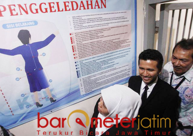 Khofifah dan Emil melihat Rutan KPK namun tak sampai masuk ke dalam. | Foto: Barometerjatim.com/marijan ap