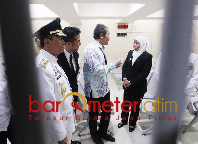 Khofifah menyimak penjelasan Wakil Ketua KPK, Saut Situmorang. | Foto: Barometerjatim.com/marijan ap