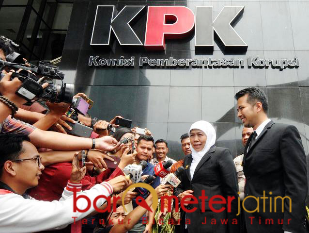 Khofifah didampingi Emil usai audiensi ke KPK di Jakarta. | Foto: Barometerjatim.com/marijan ap