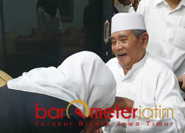 Sukap tawadhu! Khofifah sungkem ke KH Zinudin Djazuli. | Foto: Barometerjatim.com/roy hs