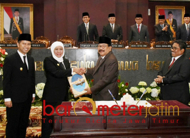 Khofifah dan Soekarwo, Sertijab Gubernur-Wagub Jatim tanpa dihadiri Gus Ipul. | Foto: Barometerjatim.com/roy hs