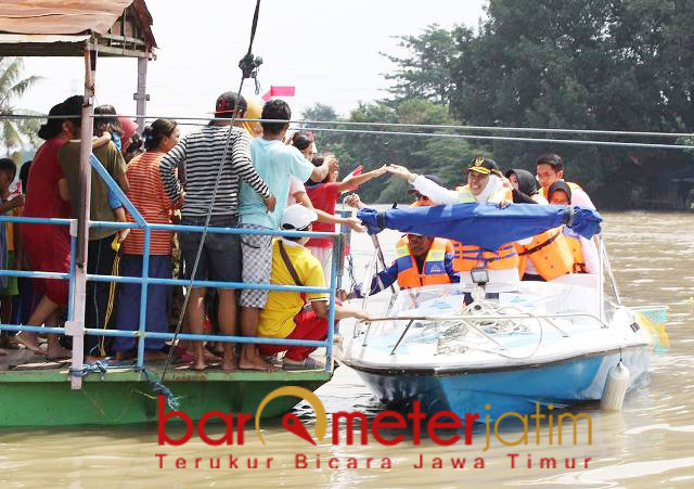 Khofifah mendapat sambutan hangat dari warga saat menyusuri Sungai Brantas. | Foto: Barometerjatim.com/roy hs