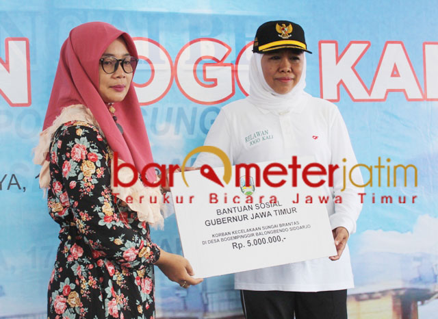 Khofifah memberikan bantuan untuk korban kecelakaan di Sungai Brantas. | Foto: Barometerjatim.com/roy hs