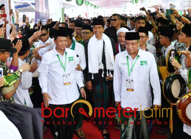 Jokowi dan Kiai Said (kanan) hadir di arena pembukaan Munas dan Konbes NU. | Foto: Barometerjatim.com/syaiful kusnan