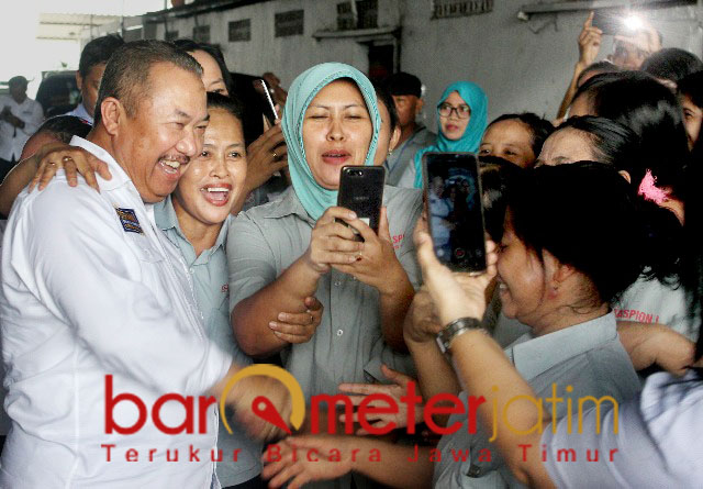 Buruh Maspion berfoto dengan Maruli Hutagalung. | Foto: Barometerjatim.com/natha lintang