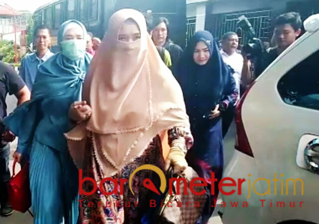 Mulan Jameela menjenguk Ahmad Dhani di Rutan Medaeng. | Foto: Barometerjatim.com/natha lintang