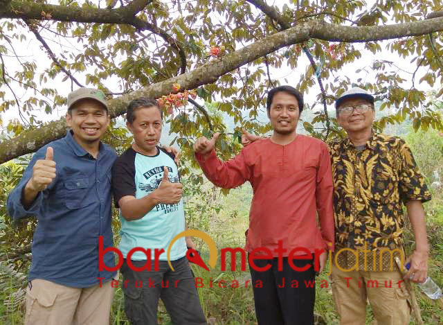 Yusron (dua dari kiri), terima kasih durian Wonosalam telah dipromosikan Khofifah. | Foto: Barometerjatim.com/abdillah hr